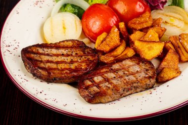 Sebze ve otlar ile ızgara domuz