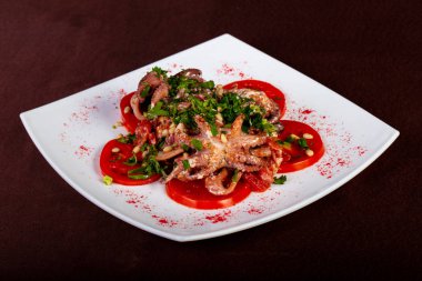 Domates ve kalamar salatası sedir fındık hizmet