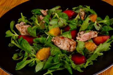 Bıldırcın ve domates salatası