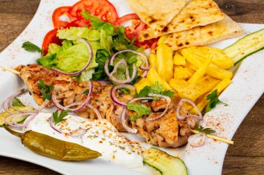 Sebze ile Yunan geleneksel souvlaki