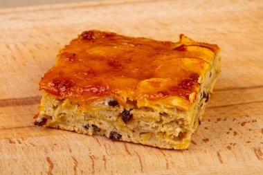 Ahşap arka plan üzerinde tatlı lezzetli ekmek