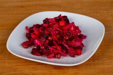 Rus salatası salata sosu ile pancar