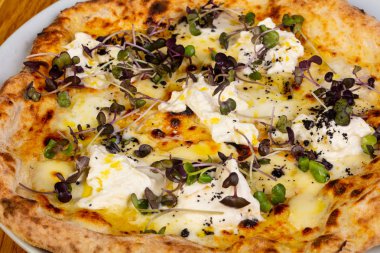 Pizza mozzarella ve siyah truffle ile