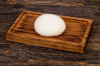 Ahşap üzerinde geleneksel genç Mozzarella peyniri