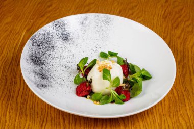 Pişmiş domates salatası buratta