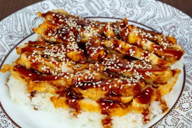 Pirinç ve teriyaki soslu tavuk tempura