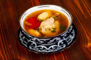 Ahşap üzerine sebzeli tavuk çorbası