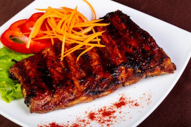 Kavrulmuş domuz kaburga salata yaprakları ile