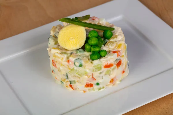 Traditioneller Russischer Salat Mit Grünen Erbsen — Stockfoto