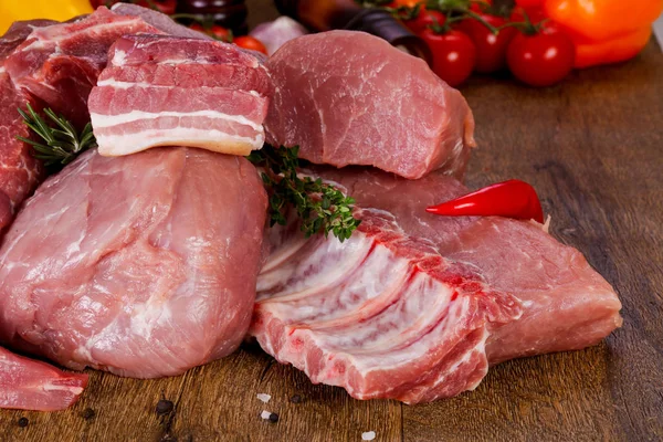 Carne Crua Porco Sobre Fundo Madeira — Fotografia de Stock