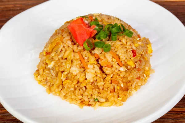 Aduk Nasi Goreng Dengan Sayuran Dan Rempah Rempah — Stok Foto