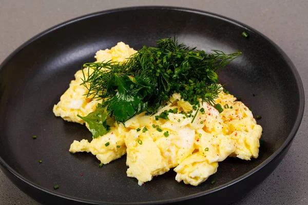 Scramble Avec Des Herbes Dans Bol — Photo