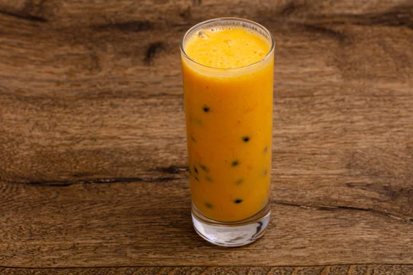 玻璃中的甜芒果汁 — 图库照片