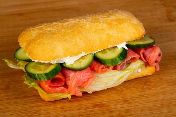 Panini Con Salmone Cetrioli — Foto Stock