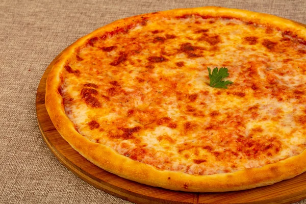 Pizza Cztery Sery Podłoże Drewniane — Zdjęcie stockowe