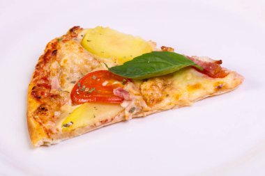 Fesleğen Pizza jambon ve patates ile hizmet