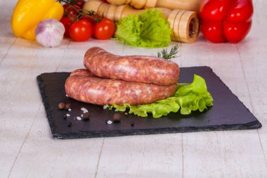 Çiğ domuz sosisi grill için hazır