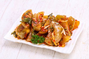 Otlar ile turşu yeşil domates