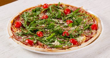 Hamon ve roka ile pizza.