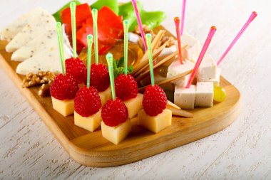 Peynir tabağı çeşitler ile Ahududu