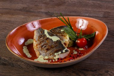 Izgara dorada filetosu domates ve soğan servis