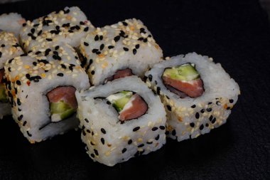 Ton balığı ile Japon geleneksel rulo 