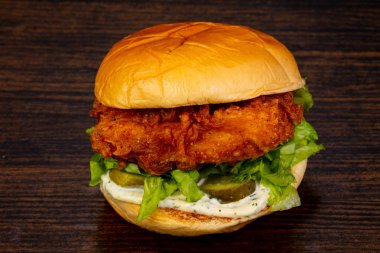 Ahşap arka plan üzerinde lezzetli sıcak burger