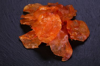 Ahşap üzerine kuru tavuk eti