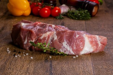 Ahşap zemin üzerinde çiğ domuz eti