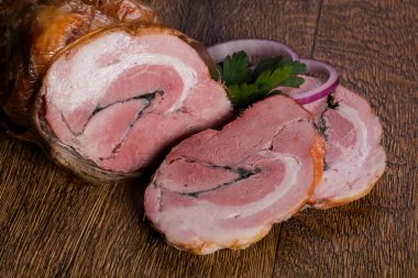 Domuz eti ahşap arka plan üzerinde füme