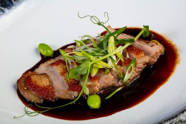 Kavrulmuş duck meme soslu