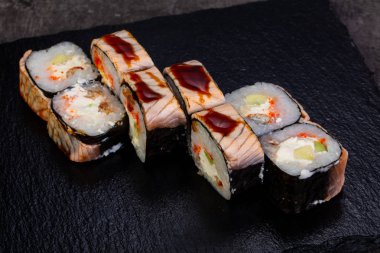 Yılan balığı ile Japon geleneksel rulo