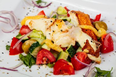 Geleneksel Yunan salatası Haloumi peynir ile