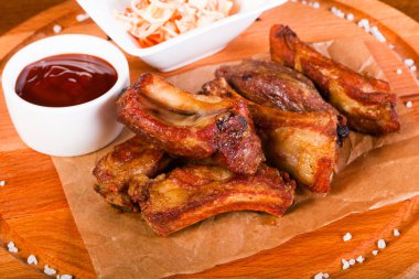 Domuz kaburga sos ve lahana ile