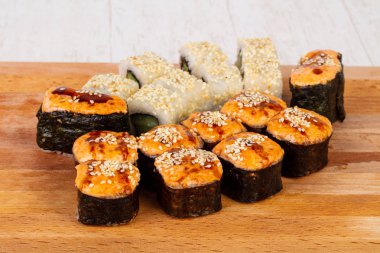 Geleneksel suşi somon ve yılan balığı ile ayarla