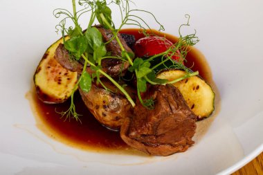 Patates ve soslu biftek