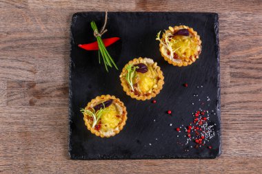 Fırında mantar ve peynir ile kanepe