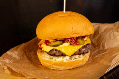 Et ve peynir ile lezzetli ev yapımı Hamburger