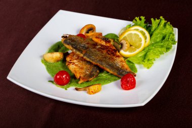 Kavrulmuş Dorado balık fileto sos ile