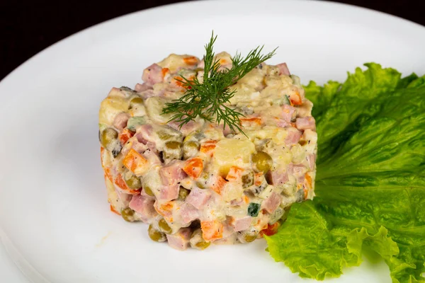 Salade Traditionnelle Russe Aux Saucisses — Photo