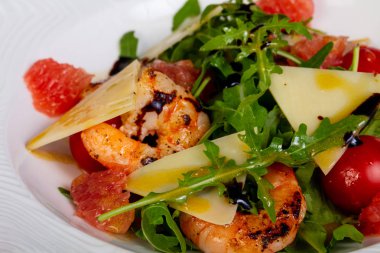 Turuncu, peynir ve karides salatası
