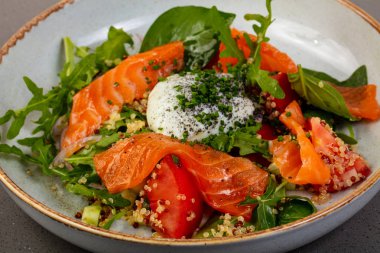 Somon Yumurta Benedict ve rucola ile