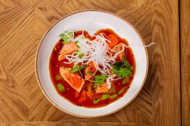 Tataki somon sos ve otlar ile