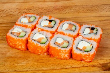 Somon ve yumuşak peynir rulo