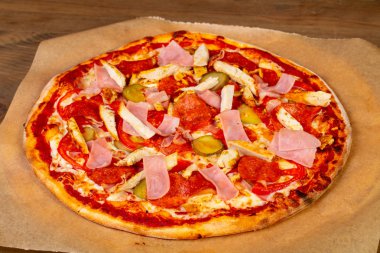 jambon ve domates pizza