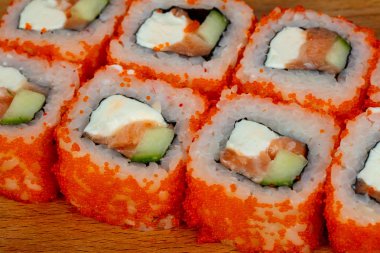 Somon ve yumuşak peynir rulo