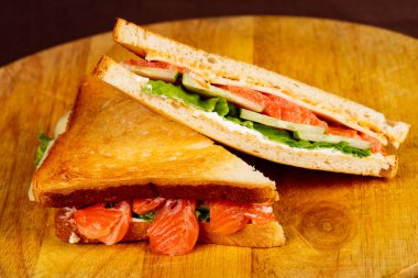 Club sandviç somon ve salata ile