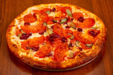 Sosis ve dilimlenmiş domates Pizza