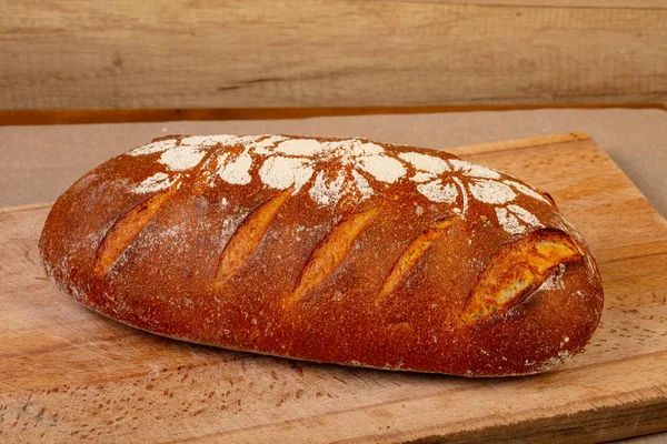 Hausgemachtes Schmackhaftes Brot Vor Hölzernem Hintergrund — Stockfoto