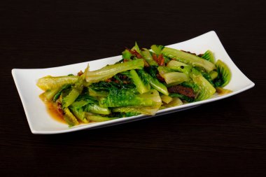 Lezzetli hafif salata marul üzerinde siyah arka plan ile